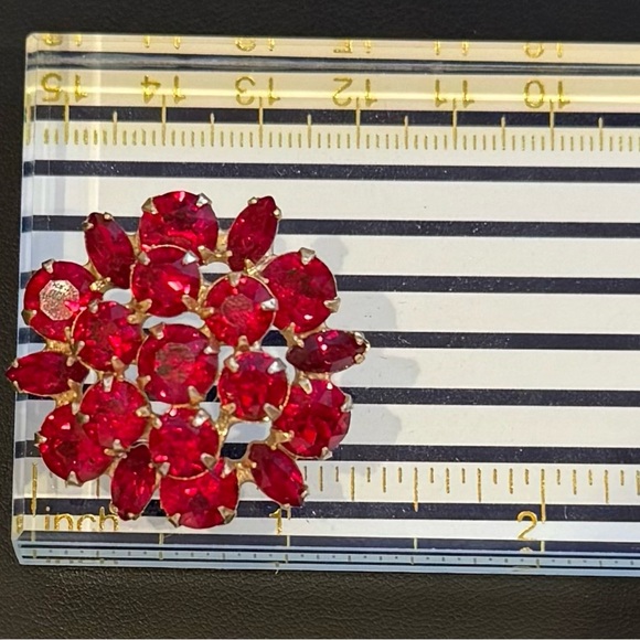Albert Weiss crystal Red Brooch, classic vintage piece! - Picture 3 of 7
